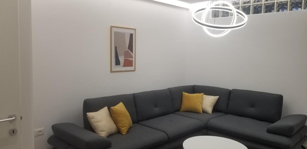 White Apartment Tirana Bagian luar foto